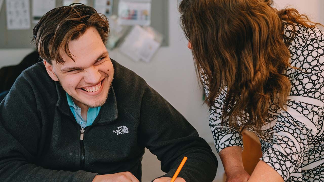Deltagare och lärare samarbetar. Foto. 