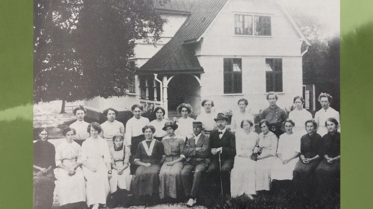 Sommarkursklass framför Häggska huset 1914. Foto. 